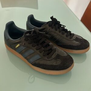 *twice worn* adidas sambas W 8